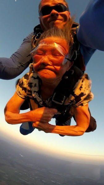 閔老太太正在體驗高空跳傘。