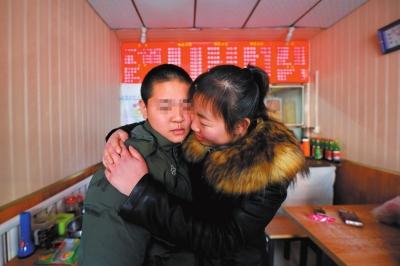何女士找到了兒子小新后，把兒子緊緊抱在懷里。京華時報(bào)記者趙思衡攝