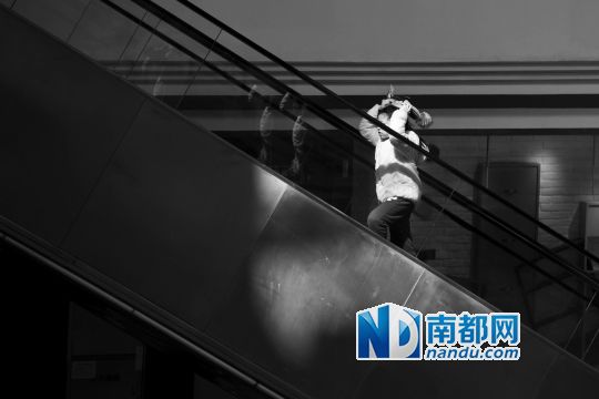 12月12日上午，正佳廣場內(nèi)，任淘淘在扶梯上奔跑玩耍。