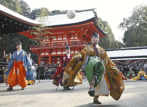 京都市左京區(qū)的下鴨神社舉行新年例行活動“蹴鞠”。