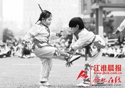 兩名小朋友在進(jìn)行武術(shù)對打表演。