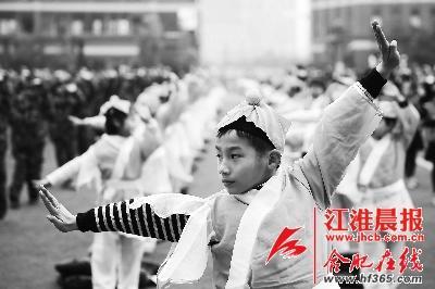 學(xué)生們在進(jìn)行集體武術(shù)操展示。