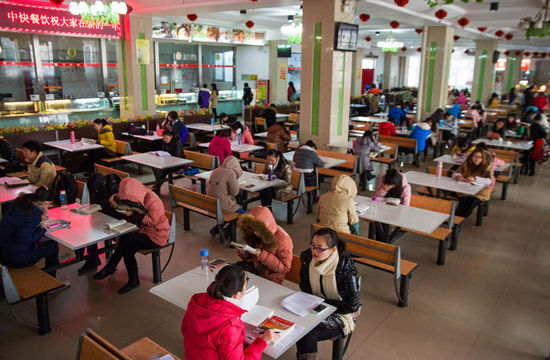 圖為在食堂內(nèi)復(fù)習(xí)的學(xué)生。
