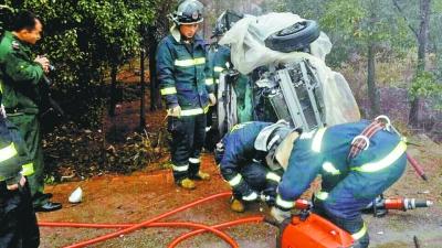消防官兵正準備拆車門救人。