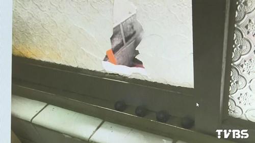 婦人家的窗戶被打出大洞。圖自TVBS網(wǎng)站