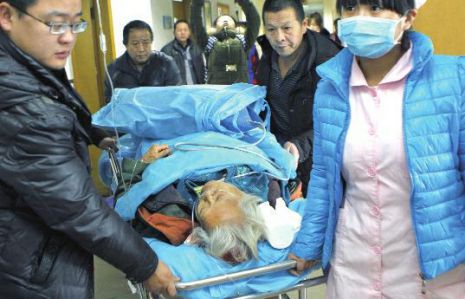 排隊領(lǐng)免費(fèi)白菜，86歲老太摔倒顱內(nèi)出血。