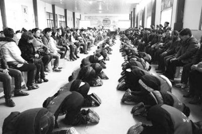 學(xué)生們?cè)诶蠋煹闹笇?dǎo)下，一起給父母下跪謝恩。微博截圖