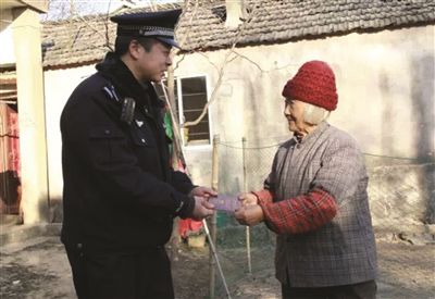 民警將戶(hù)口本交給陳奶奶。