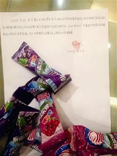 為表謝意，他特意買來20根棒棒糖送給民警。