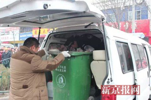亳州路邊垃圾桶內(nèi)驚現(xiàn)碎尸。網(wǎng)友供圖