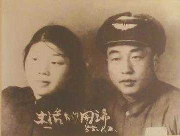 當年的結婚照老人還保留得很好。