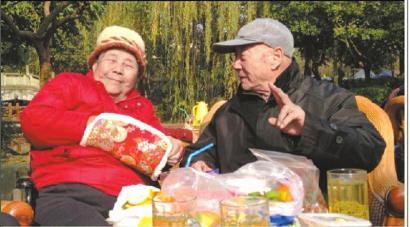 結婚60年，梁玉芹婆婆和王再功爺爺恩愛如初。