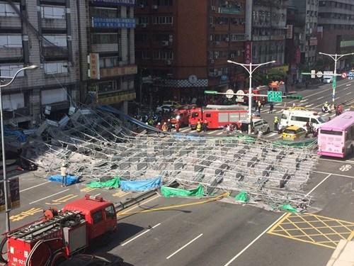 臺(tái)北市寧波東街和羅斯福路交叉口23日有腳手架倒塌，占據(jù)車道。臺(tái)灣“中央社”