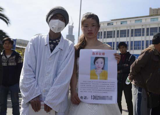 昆明火車站廣場上，24歲的黃習(xí)菊身穿潔白的婚紗，帶著身患白血病的弟弟征婚。