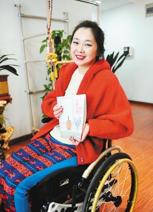 昨天下午，記者在鳳城八路的一個(gè)小區(qū)里，見到了輪椅上的28歲女孩兒劉燚。2009年夏天，因?yàn)橐粓?chǎng)車禍，她高位截癱，醫(yī)生宣布她“從此再也沒有生活質(zhì)量”，可就是這個(gè)輪椅上的西安女孩，在2012年，和父母一起完成了一趟28個(gè)國(guó)家的旅行，而靠著僅有的能動(dòng)的一個(gè)小拇指，她用一年多的時(shí)間，在電腦上敲出了這次旅行的游記，并集結(jié)成書，取名《一切都沒那么糟》。