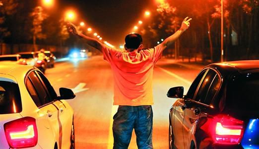 2013年8月25日凌晨，北京，在東壩大街路口進(jìn)行的一場(chǎng)飆車。