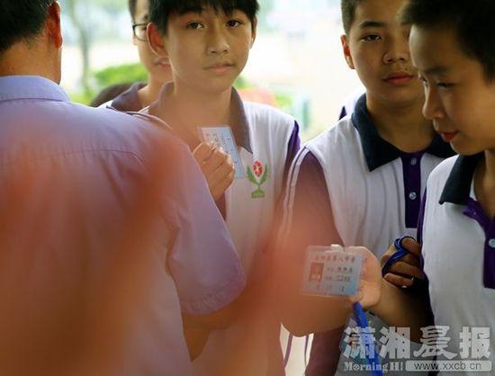 5月26日，岳陽縣第八中學(xué)，學(xué)生出校門時(shí)出示通行證