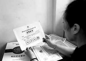 思念小寶的時候，李女士就一遍遍整理孩子留在家里的物品。