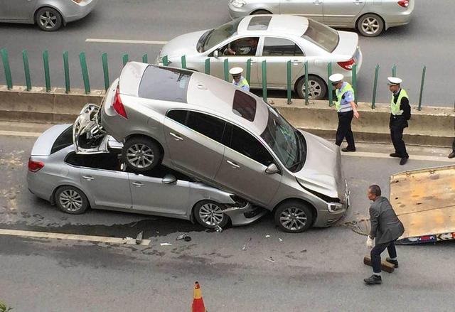 交警正在將兩車分開。
