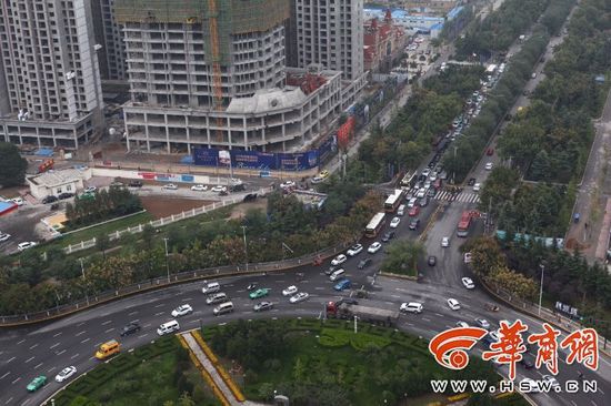 近日，不少通過陳楊寨轉(zhuǎn)盤的司機(jī)發(fā)現(xiàn)，4個(gè)方向的路口共新設(shè)了8個(gè)紅綠燈。