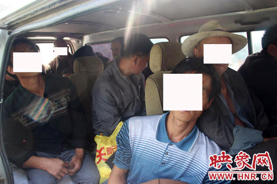 一輛8座的面包車竟然擠進17個人。
