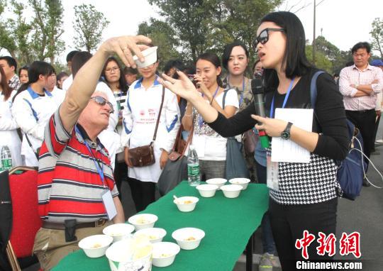 圖為外國(guó)友人品嘗揚(yáng)州炒飯。