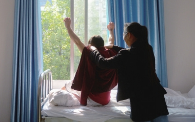 出院前，窗外透進一道陽光，打在他的身上。