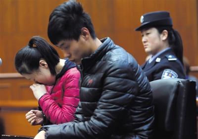 昨日，因殺死自己的親生兒子，被告人王某受審，其男友喬某則因涉嫌幫助毀滅證據(jù)罪受審。
