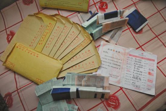 廖弟友捐款后保存的部分收據(jù)。