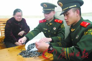 手機(jī)內(nèi)存卡因體積小、價值高，成為水客走私的“新寵”。圖為邊防官兵正在清點走私物品。