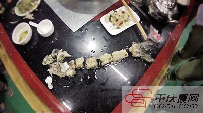 拼出魚骨，推斷魚沒有3斤8兩。 本報(bào)記者 平索茜 攝