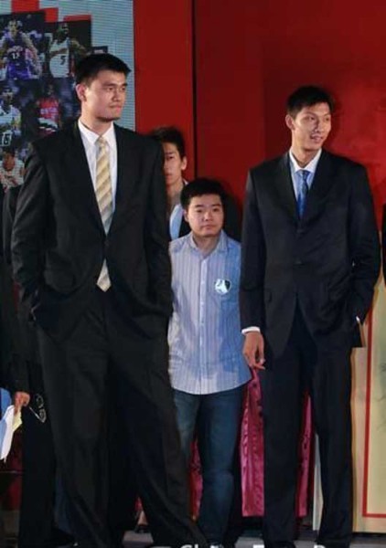 鄧超夫婦以及于嘉、林書豪，放在人群里都是不錯的身高，顯然，他們選錯了參照物。