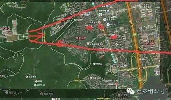 射擊場子彈射出方向（紅箭頭）有多個居民小區(qū) 。 圖片來源：交匯點新聞
