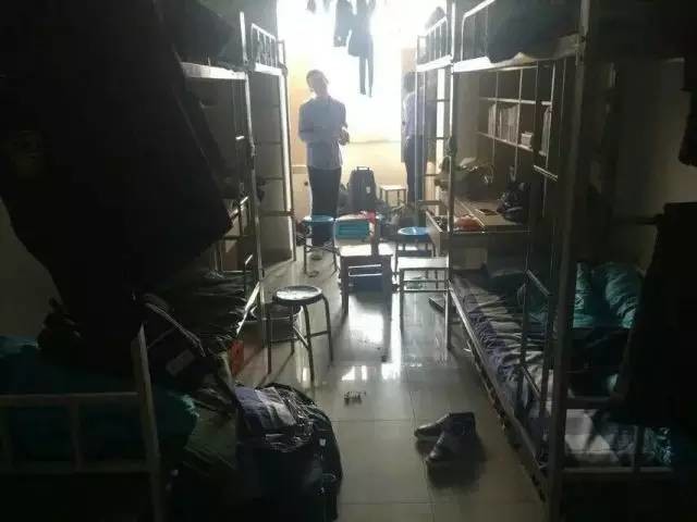 這個(gè)學(xué)校的男生宿舍火了！女同學(xué)都喊著要嫁