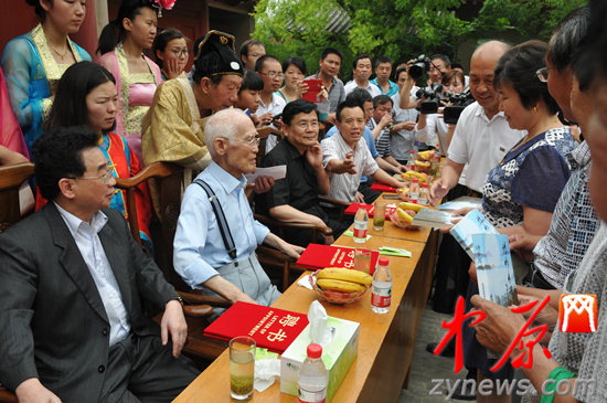 余光中、汪國真做客杜甫故里 共話詩圣家國情懷