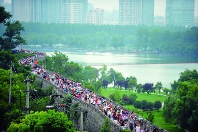 　　昨天,數(shù)萬(wàn)南京市民參加“環(huán)城七十里”徒步走,圖為解放門城墻上密集的人群。 本版攝影 實(shí)習(xí)生 王甜