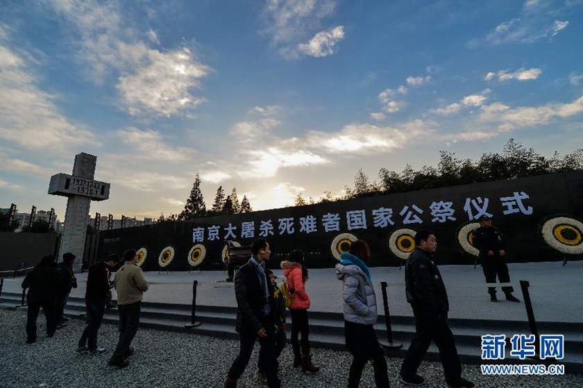 12月14日,觀眾在侵華日軍南京大屠殺遇難同胞紀(jì)念館國家公祭儀式會(huì)場參觀。新華社記者 沈鵬 攝　
