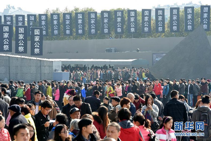 12月14日,參觀者在南京大屠殺遇難同胞紀(jì)念館參觀?！　⌒氯A社記者孫參攝