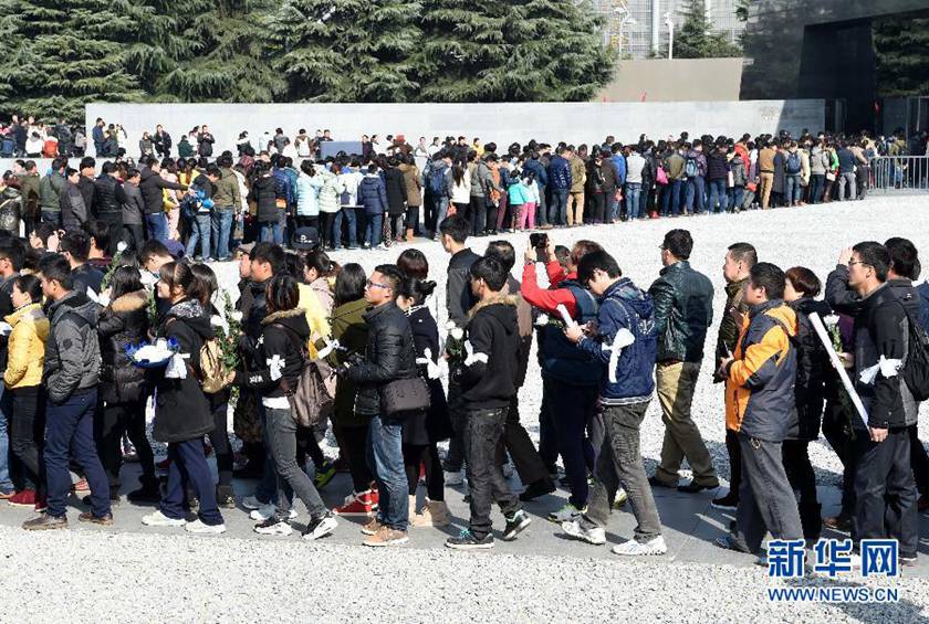 12月14日,參觀者在排隊(duì)進(jìn)入紀(jì)念館展館參觀。新華社記者孫參攝