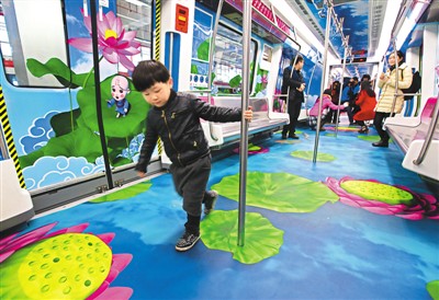圖為試乘乘客流連忘返。