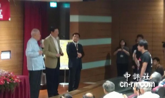 　大陸交換學(xué)生針對演講內(nèi)容，頻頻問李登輝，雙方一來一往。(中評社黃文杰攝)
