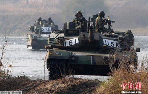 　資料圖：2011年11月2日，韓國(guó)軍隊(duì)在首爾東南100公里的驪州進(jìn)行軍事演習(xí)。