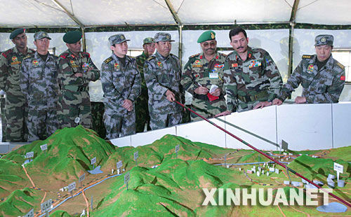 資料圖：2007年12月23日，中印陸軍聯(lián)合軍演中印參訓指導組成員在進行訓練磋商