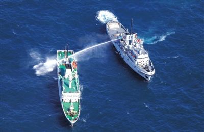 昨日，東海某海域，東海艦隊拖船使用高壓水炮為地方執(zhí)法船滅火