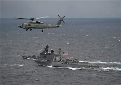 2011年1月10日，美國海軍驅(qū)逐艦與日本海上自衛(wèi)隊(duì)“鞍馬”號(hào)驅(qū)逐艦在日本長崎縣附近海域舉行聯(lián)合海上演習(xí)。資料圖片