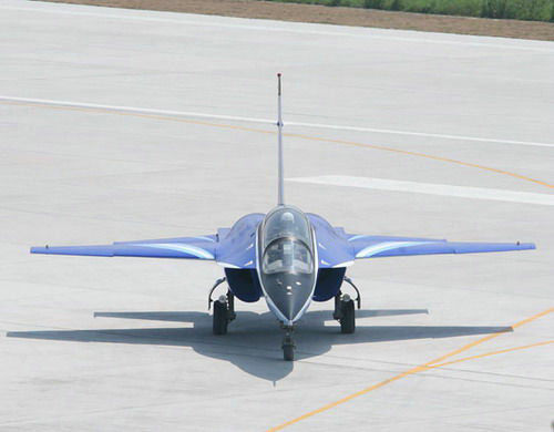 資料圖：中國(guó)L-15高級(jí)教練機(jī)使用的是烏克蘭制AI-222發(fā)動(dòng)機(jī)。