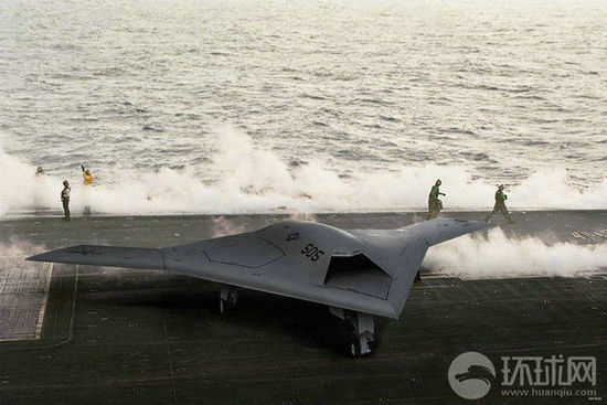 資料圖：X-47B無人機(jī)在林肯號(hào)航母上進(jìn)行系統(tǒng)連接測(cè)試。