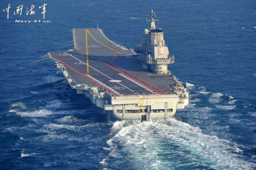 簡(jiǎn)氏大篇幅炒作中國(guó)威脅論。圖為中國(guó)航母遼寧艦
