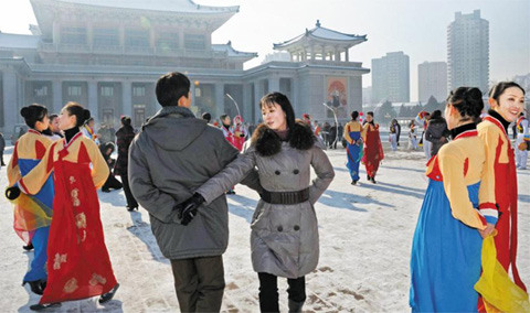 12月12日，朝鮮成功發(fā)射火箭后，平壤市民跳舞慶祝（資料圖）