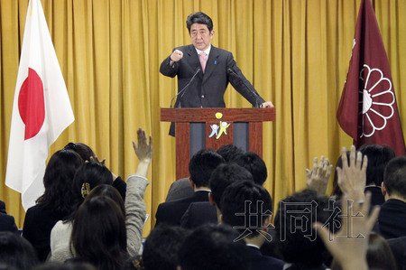 12月17日，日本自民黨總裁安倍晉三17日在黨總部會見記者，表示考慮與日本維新會和眾人之黨攜手修改憲法。